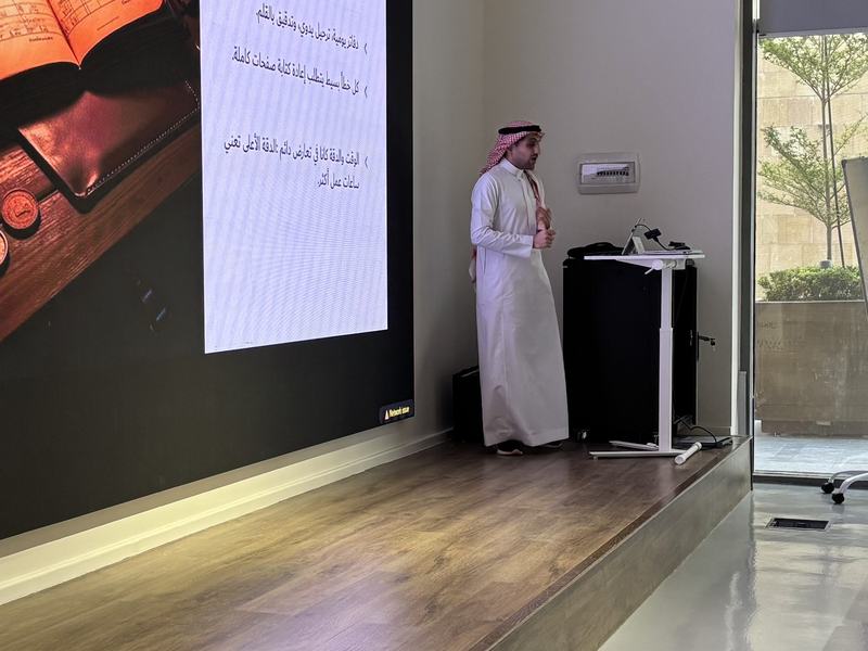 جانب من تقديم الورشة بمجمع وادي جدة للابتكار: من عصر الورق إلى الإدارة الذكية بالذكاء الاصطناعي